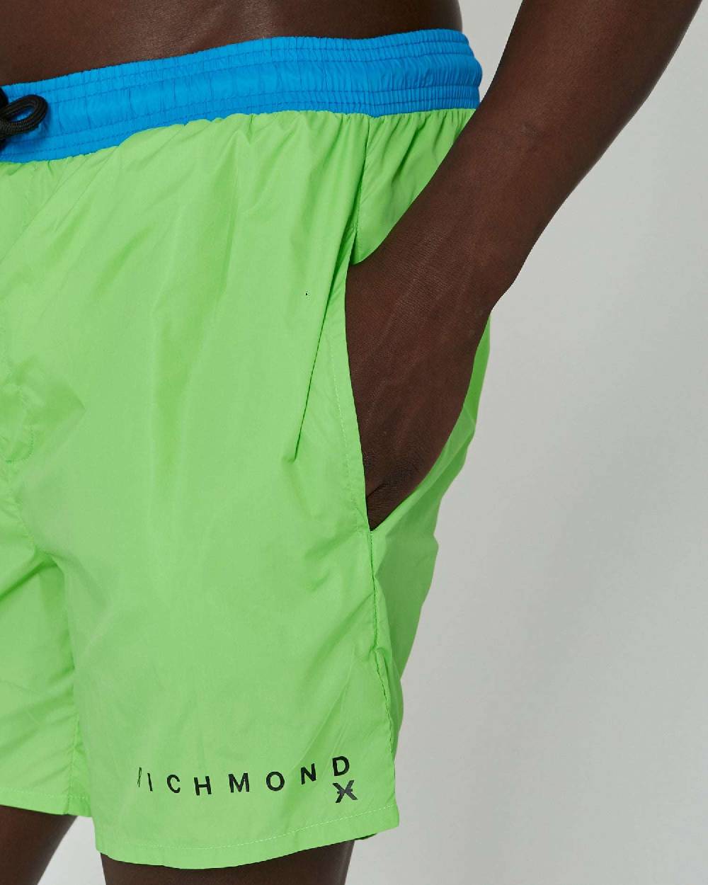 John Richmond Costume bicolor con logo sul davanti Italia