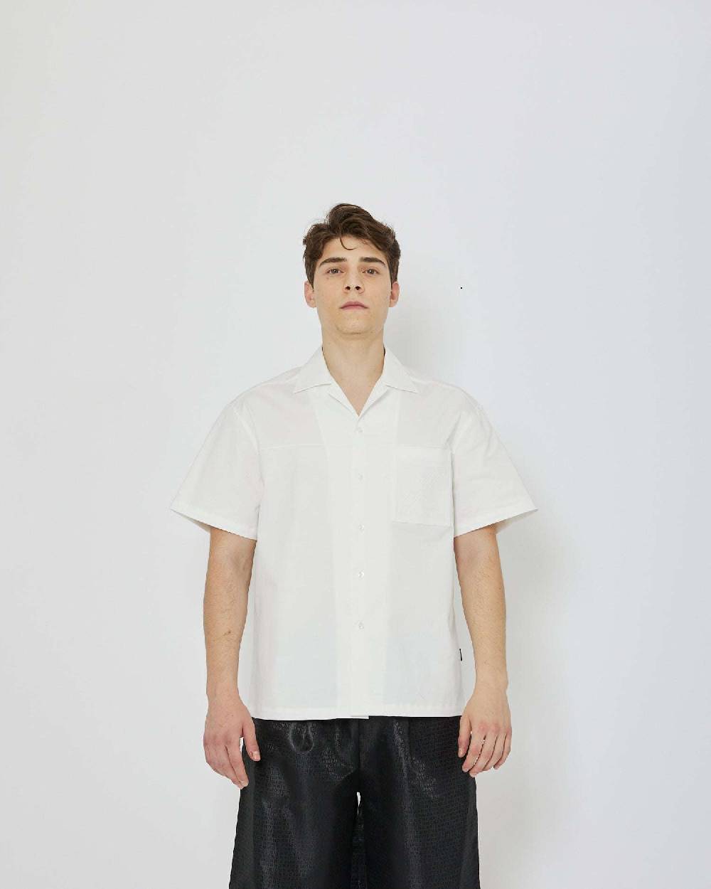 John Richmond Camicia con logo ricamato tone sur tone sul davanti Nuovo