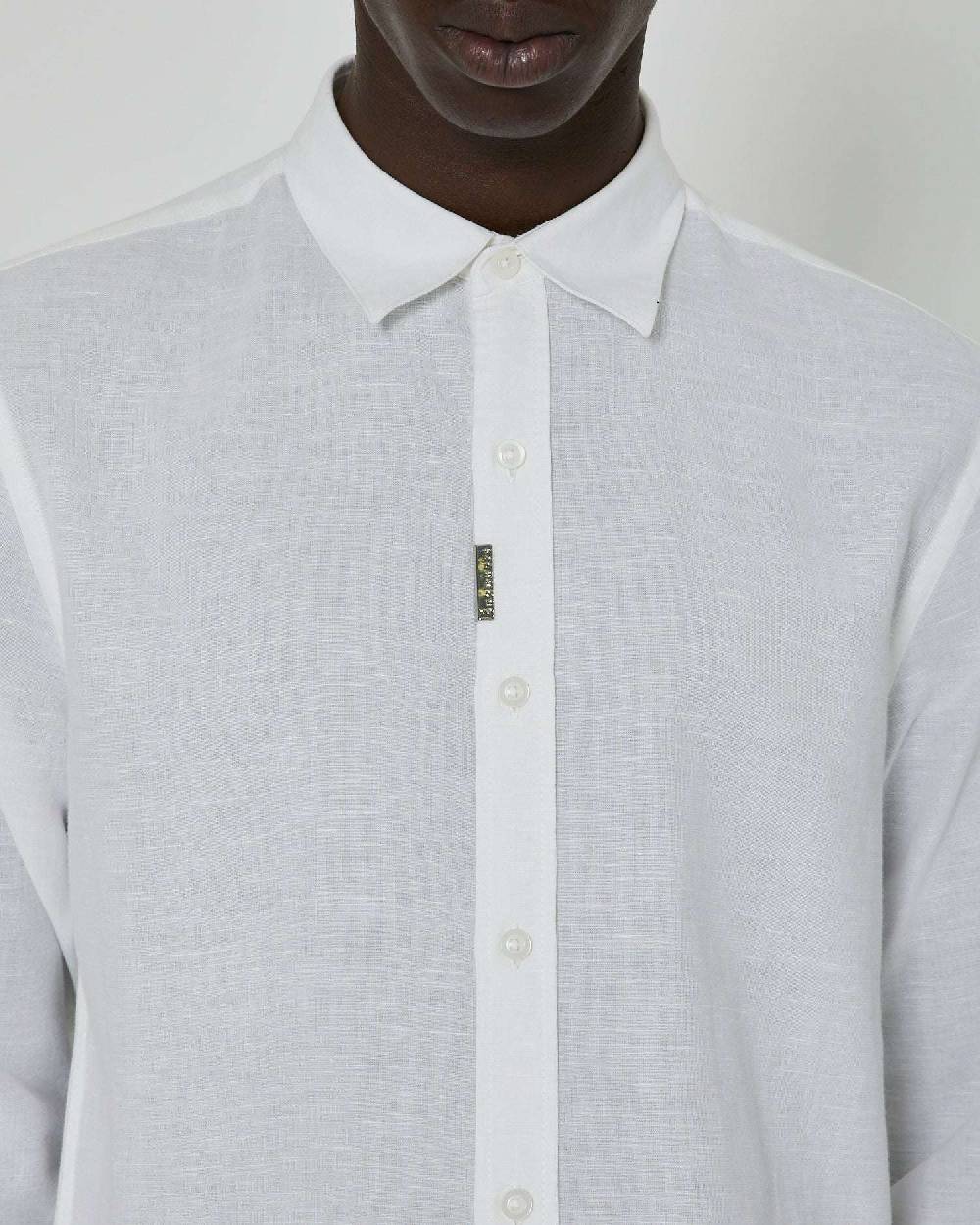 John Richmond Camicia basic in lino con placca metallica sul davanti Promozione