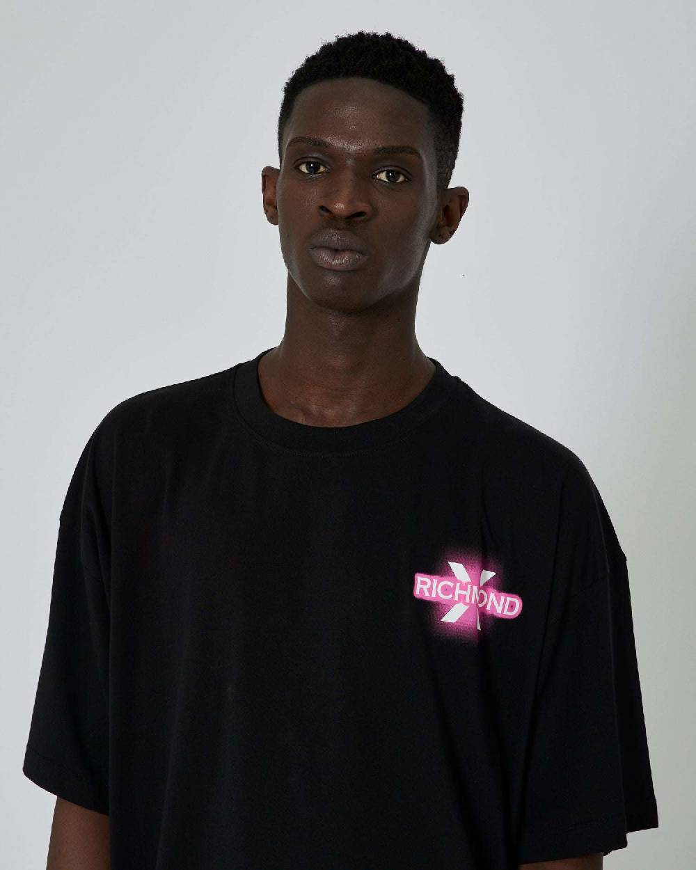John Richmond T-shirt con grafica applicata sul retro e logo impresso sul davanti Presa