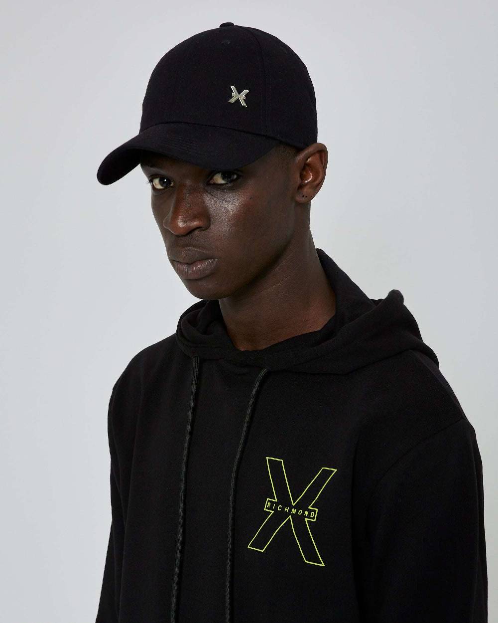 John Richmond Berretto con logo Offerta