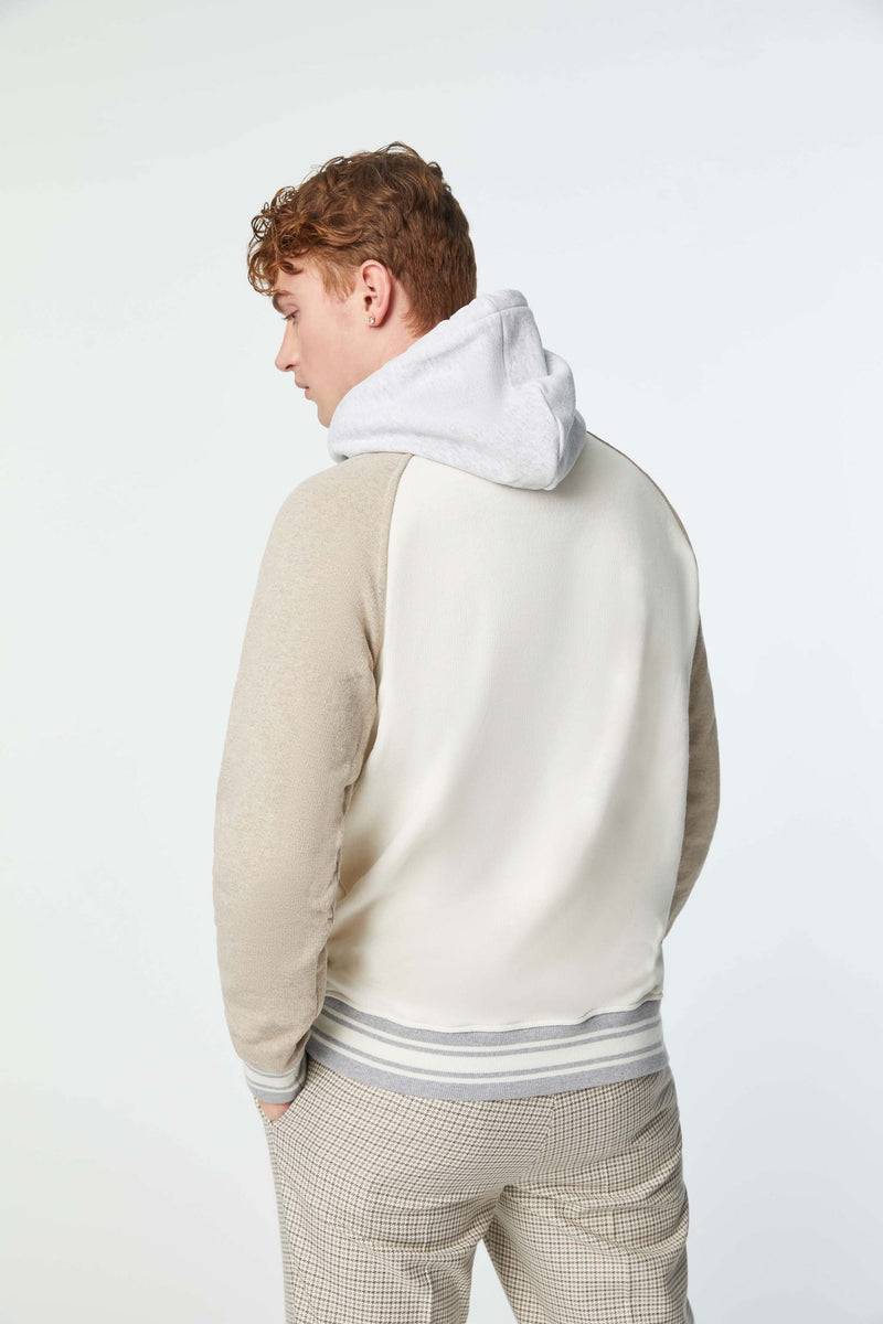 Lubiam Felpa con cappuccio e dettagli in contrasto bianco latte Felpa con cappuccio e dettagli in contrasto bianco latte Offerta esclusiva