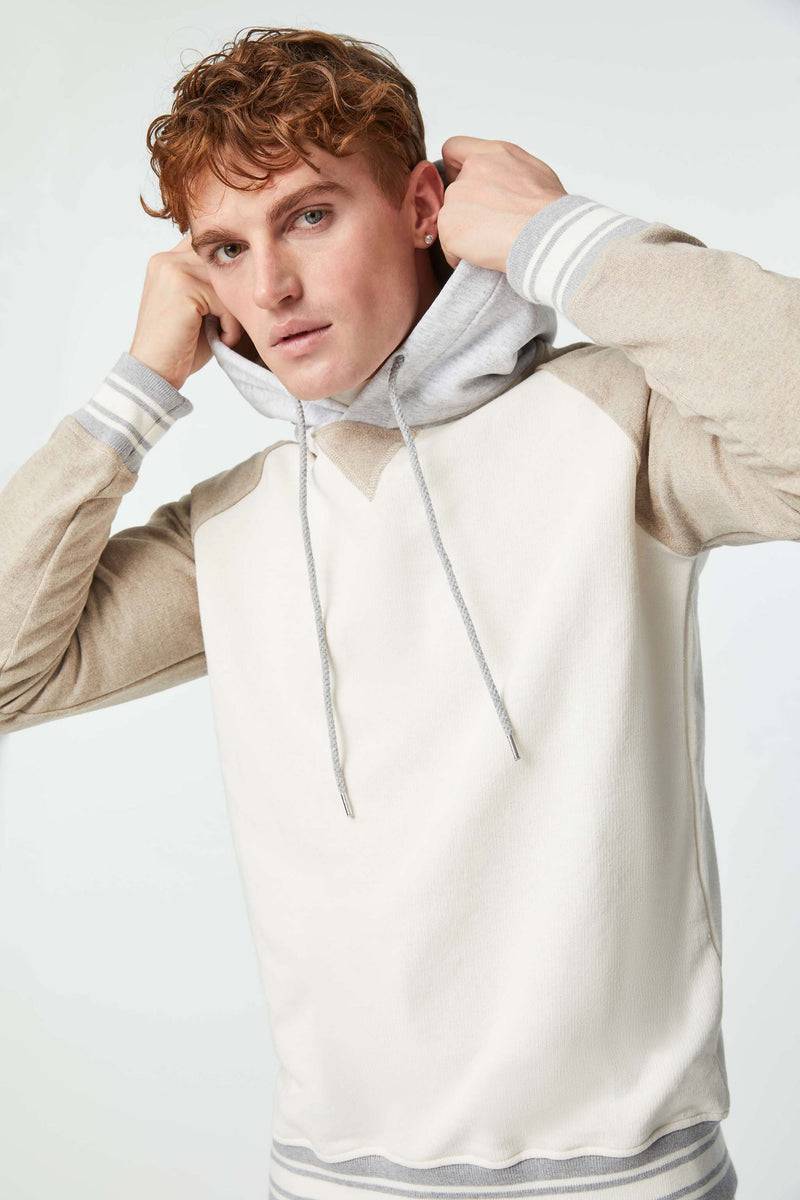 Lubiam Felpa con cappuccio e dettagli in contrasto bianco latte Felpa con cappuccio e dettagli in contrasto bianco latte Offerta esclusiva