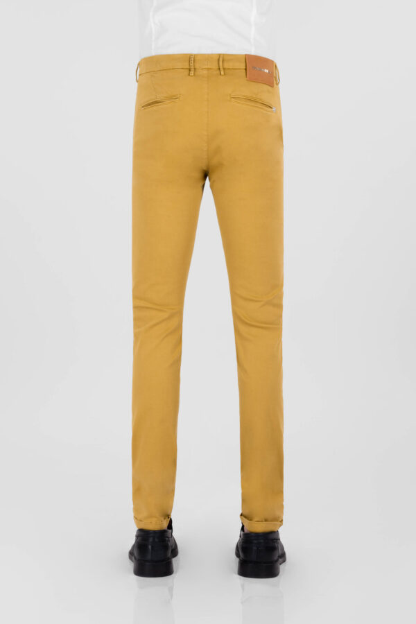 Sartoria Tramarossa PANTALONE LUIS SLIM IN GABARDINA LEGGERA DI COTONE STRETCH GIALLO 2025
