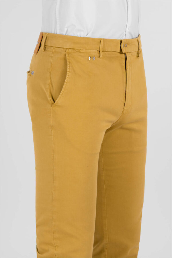 Sartoria Tramarossa PANTALONE LUIS SLIM IN GABARDINA LEGGERA DI COTONE STRETCH GIALLO 2025