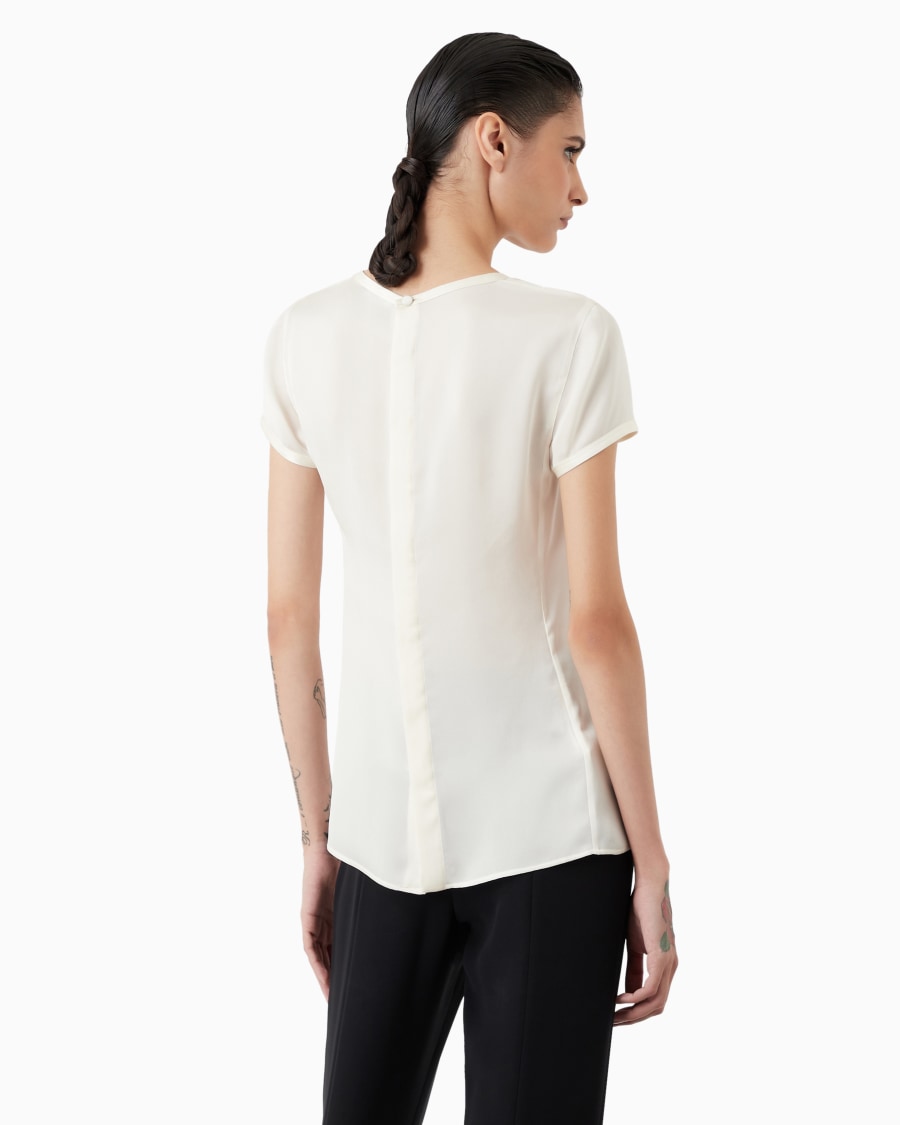 The world of armani BLUSA IN CHARMEUSE DI SETA CON SCOLLO A V 50% di sconto per tempo limitato