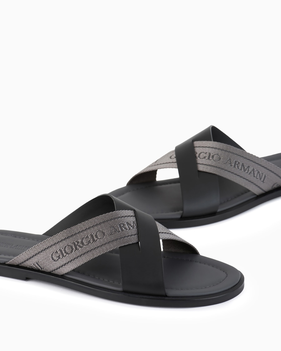 The world of armani SANDALI CROSS IN PELLE E NASTRO BICOLORE Comprare a buon mercato