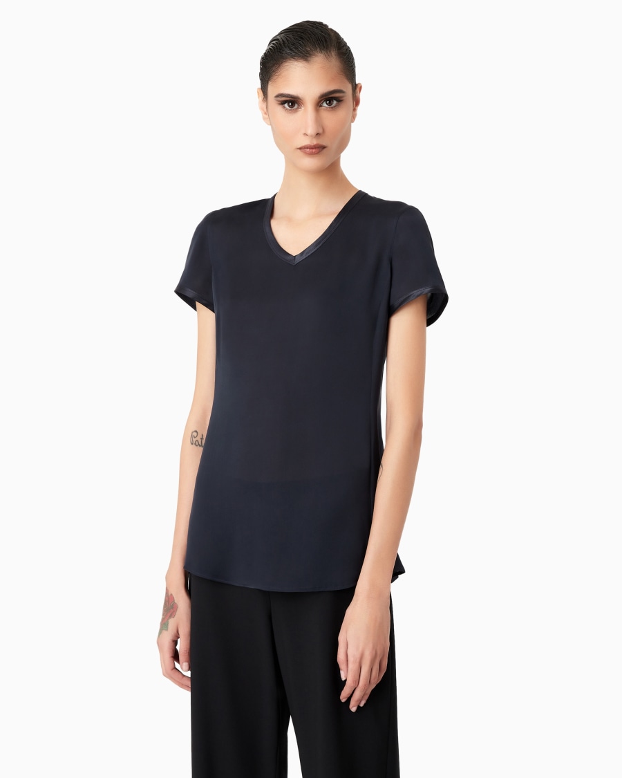 The world of armani BLUSA IN CHARMEUSE DI SETA CON SCOLLO A V Latest stili