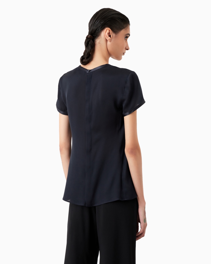 The world of armani BLUSA IN CHARMEUSE DI SETA CON SCOLLO A V Latest stili