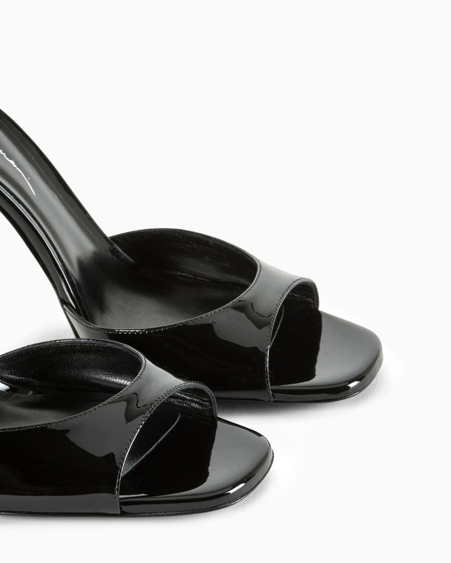 The world of armani SANDALI CON TACCO IN VERNICE Offerta speciale