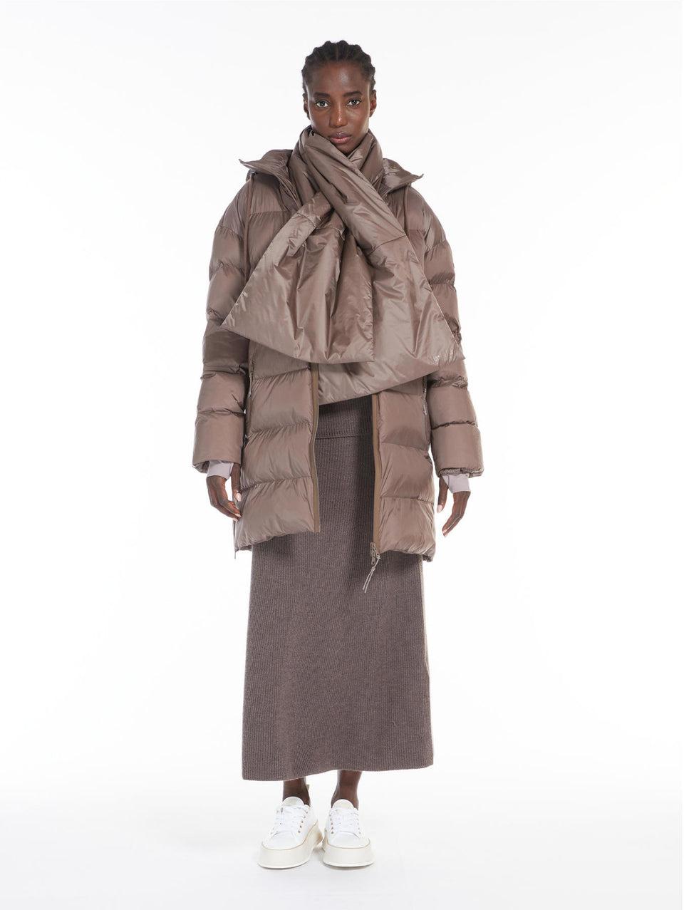 MAX MARA LEISURE Stola in Nylon con Imbottitura Luxepad Nocciola Qualità