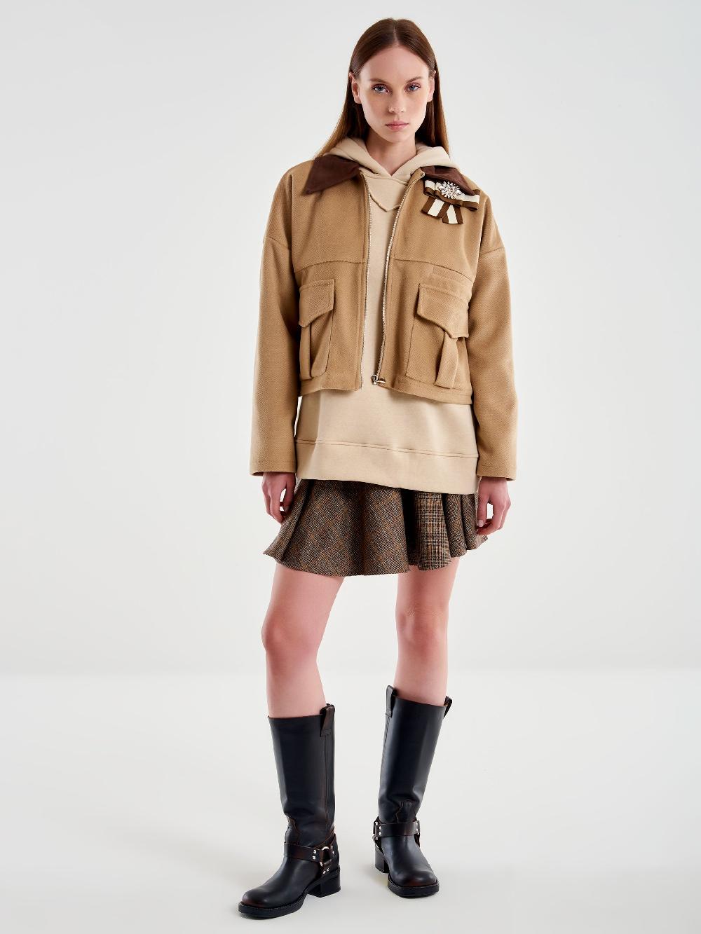Vicolo Giacca Cropped con Spilla Gioiello Beige Sconto