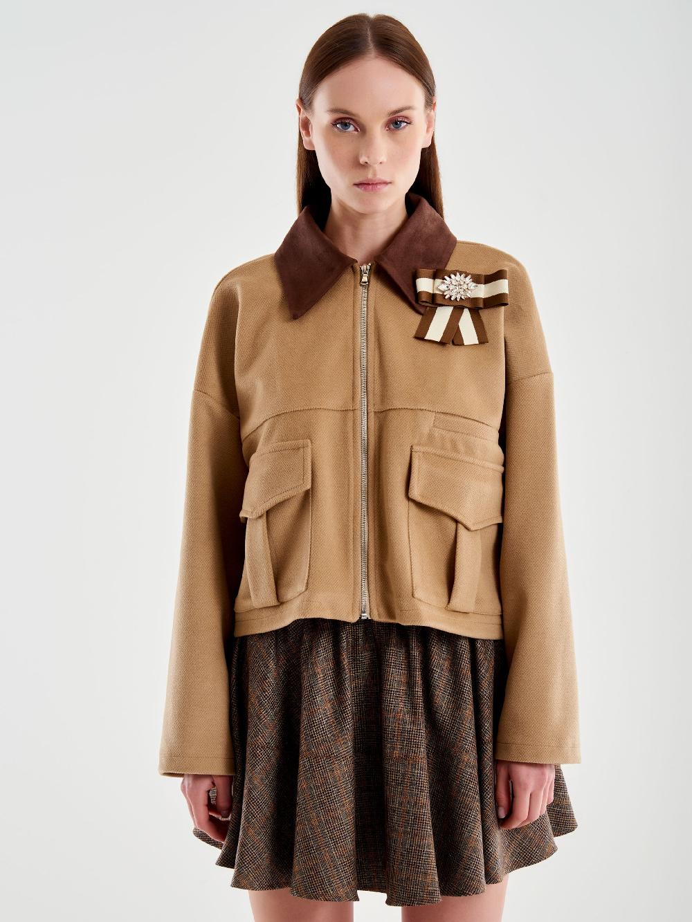 Vicolo Giacca Cropped con Spilla Gioiello Beige Sconto