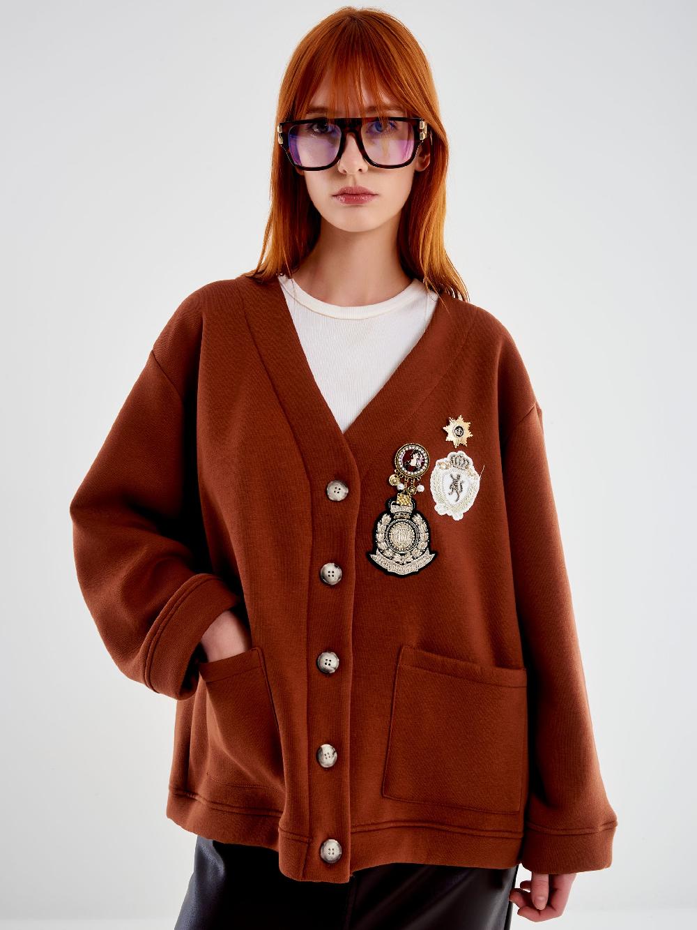Vicolo Cardigan in Felpa con Patch e Spille Marrone Affare Del Giorno